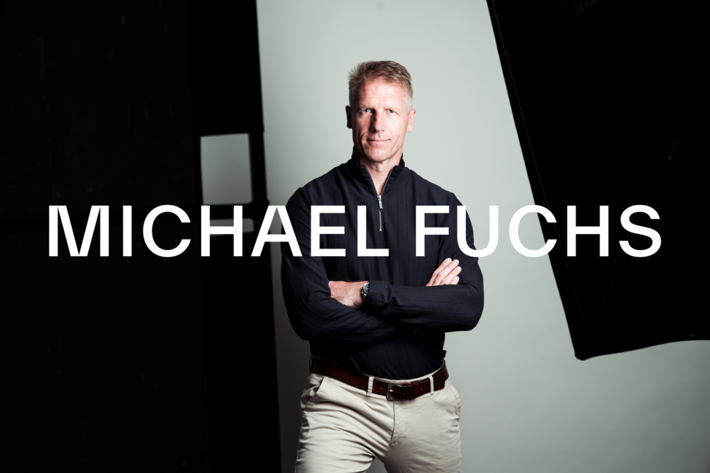 Michael Fuchs mit kontrastreichen Hintergrund